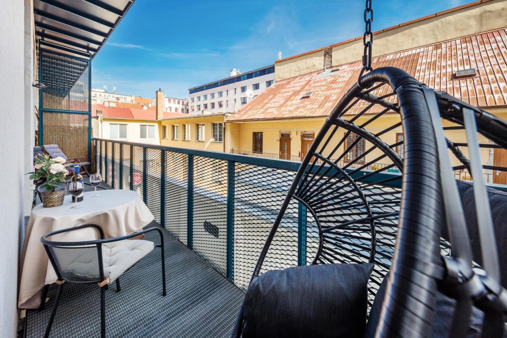 2-Level Apartments On Krizikova Near The Metro Prague Exterior photo
