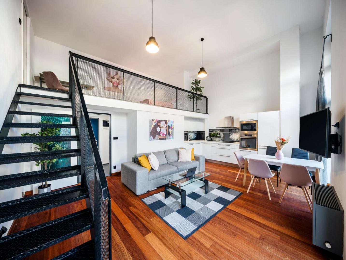 2-Level Apartments On Krizikova Near The Metro Prague Exterior photo