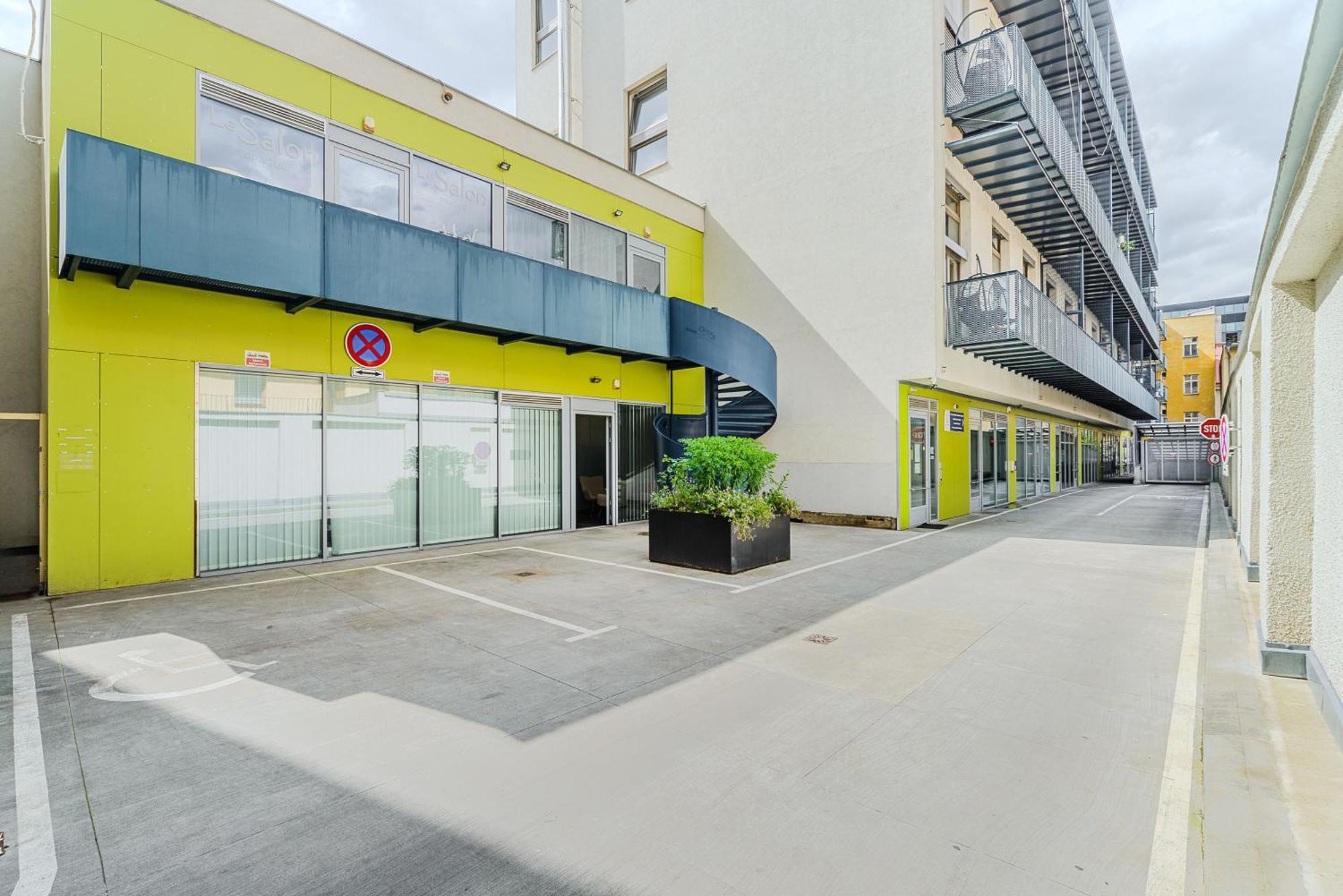 2-Level Apartments On Krizikova Near The Metro Prague Exterior photo
