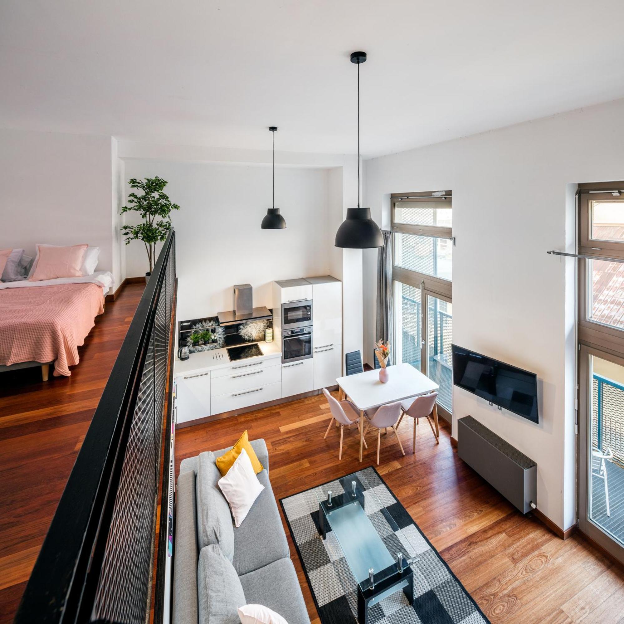 2-Level Apartments On Krizikova Near The Metro Prague Exterior photo
