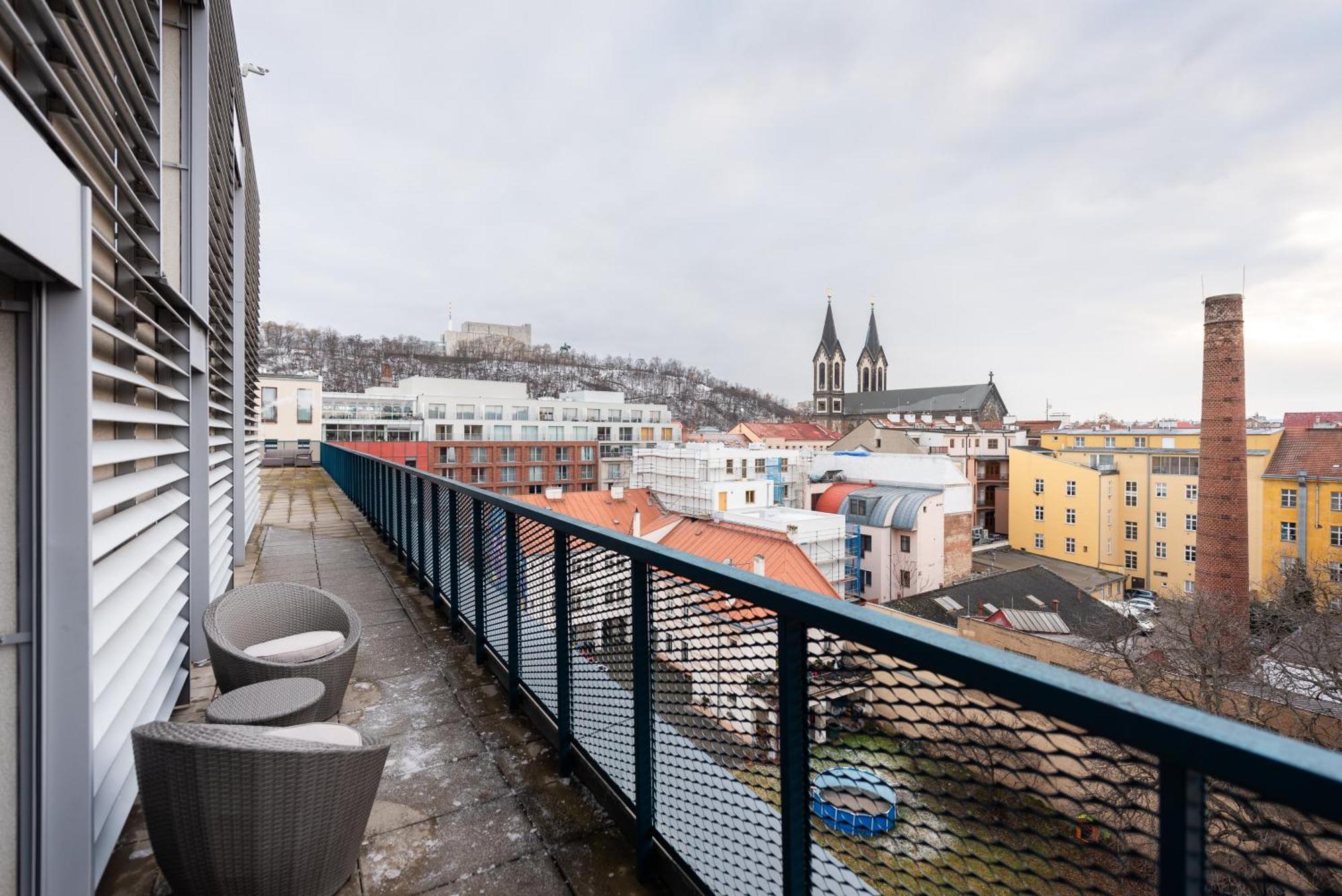 2-Level Apartments On Krizikova Near The Metro Prague Exterior photo