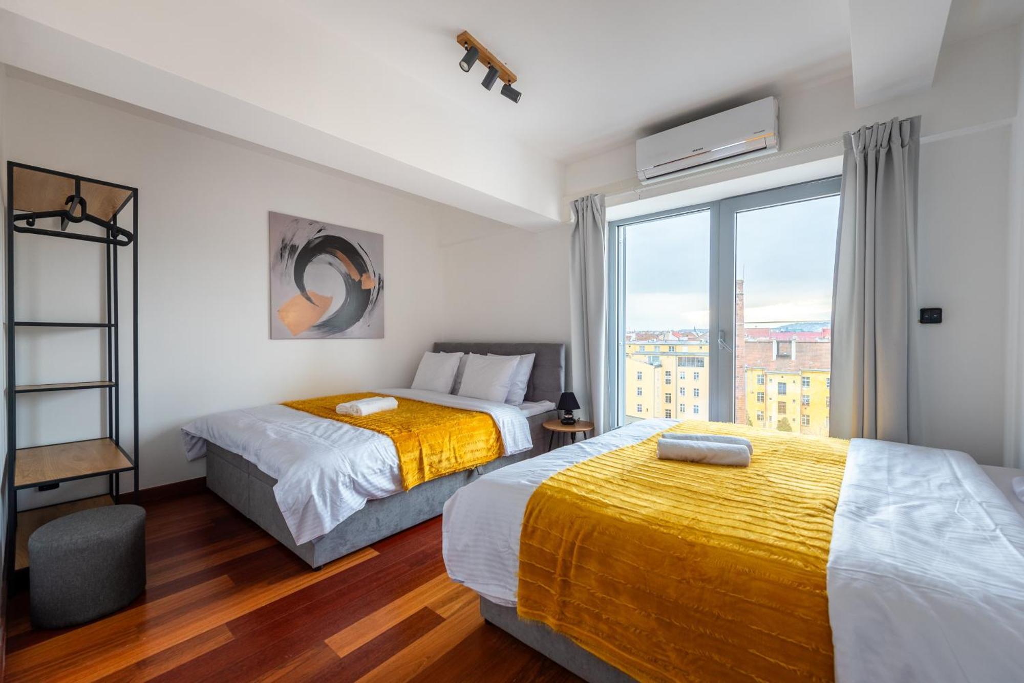 2-Level Apartments On Krizikova Near The Metro Prague Exterior photo