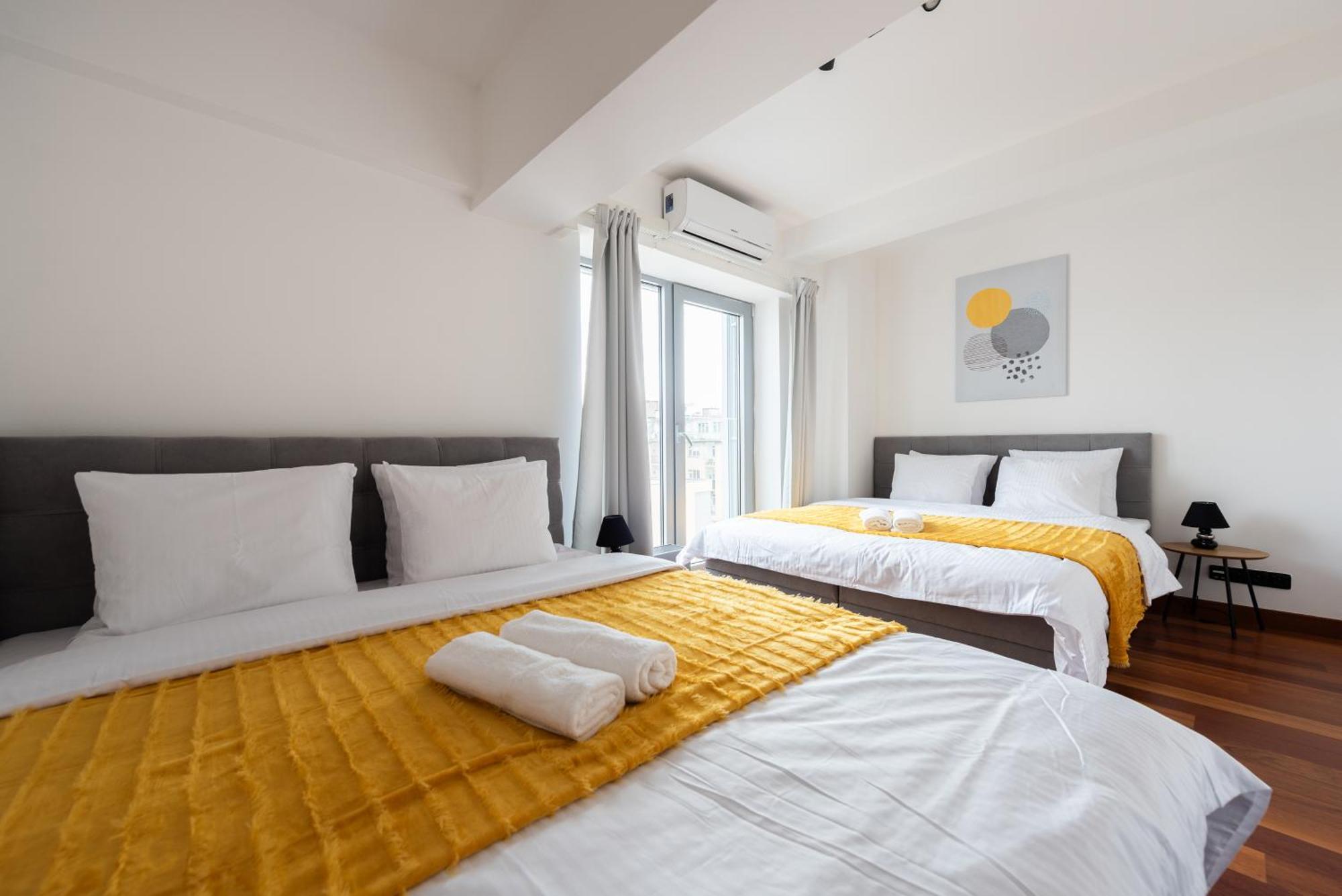 2-Level Apartments On Krizikova Near The Metro Prague Exterior photo