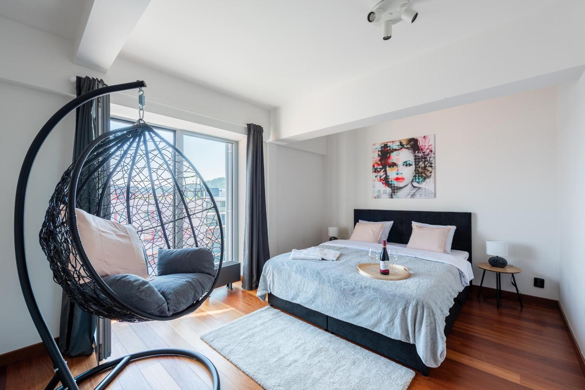 2-Level Apartments On Krizikova Near The Metro Prague Exterior photo