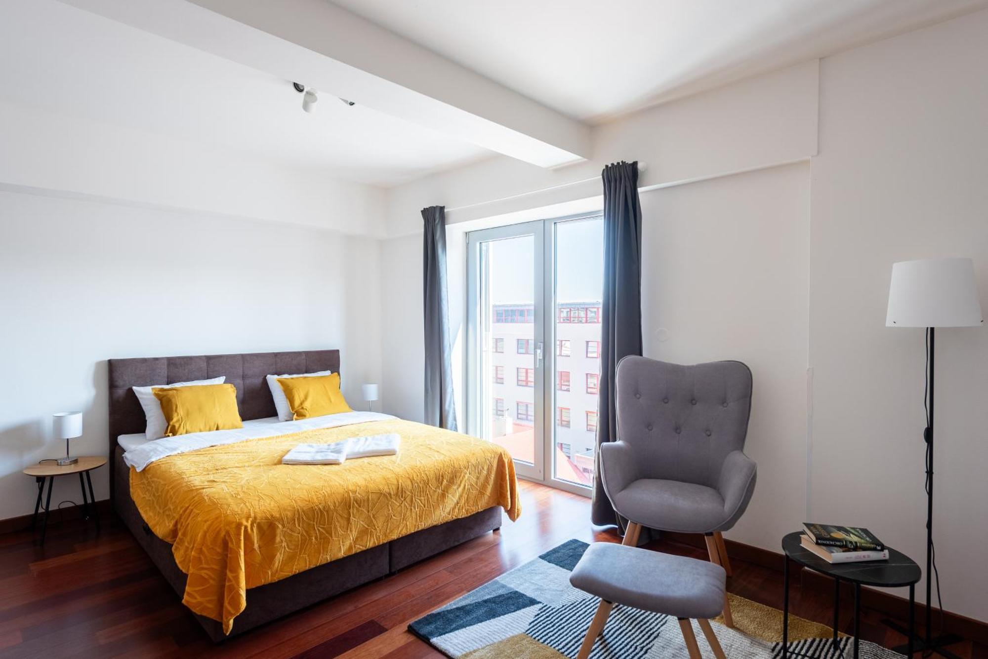 2-Level Apartments On Krizikova Near The Metro Prague Exterior photo