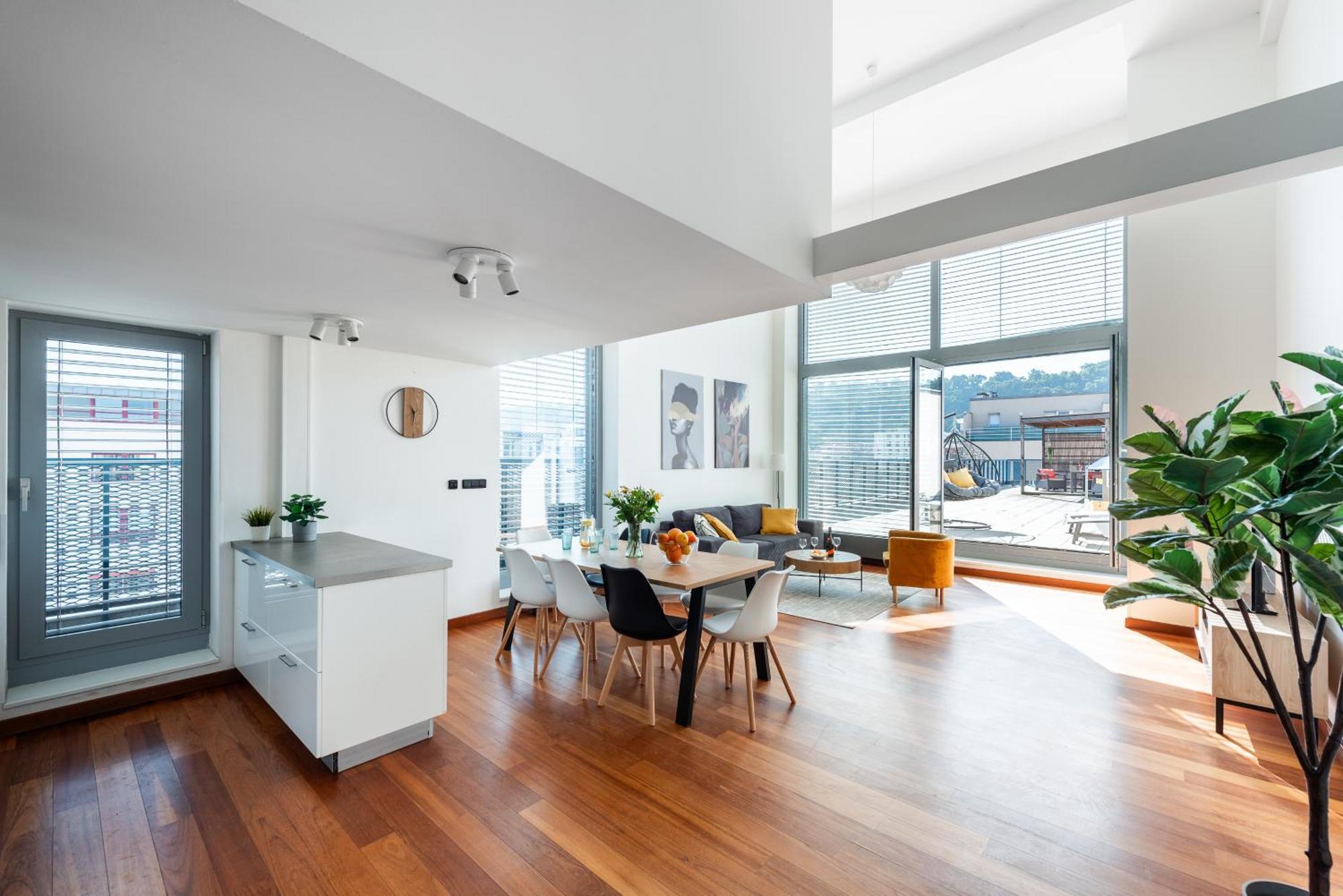2-Level Apartments On Krizikova Near The Metro Prague Exterior photo