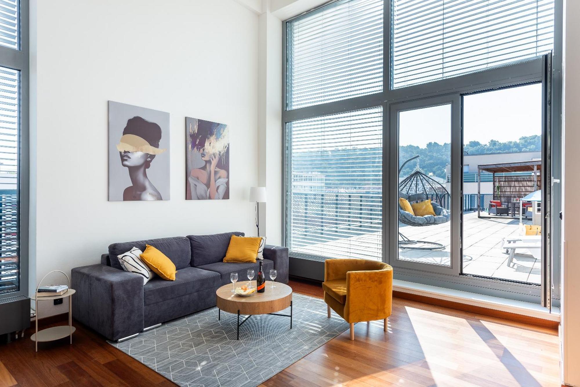 2-Level Apartments On Krizikova Near The Metro Prague Exterior photo