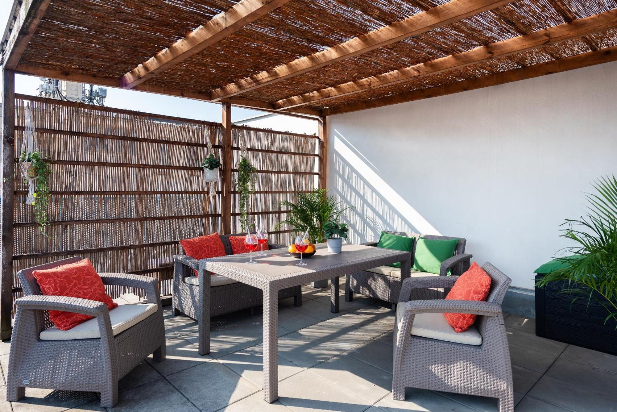 2-Level Apartments On Krizikova Near The Metro Prague Exterior photo