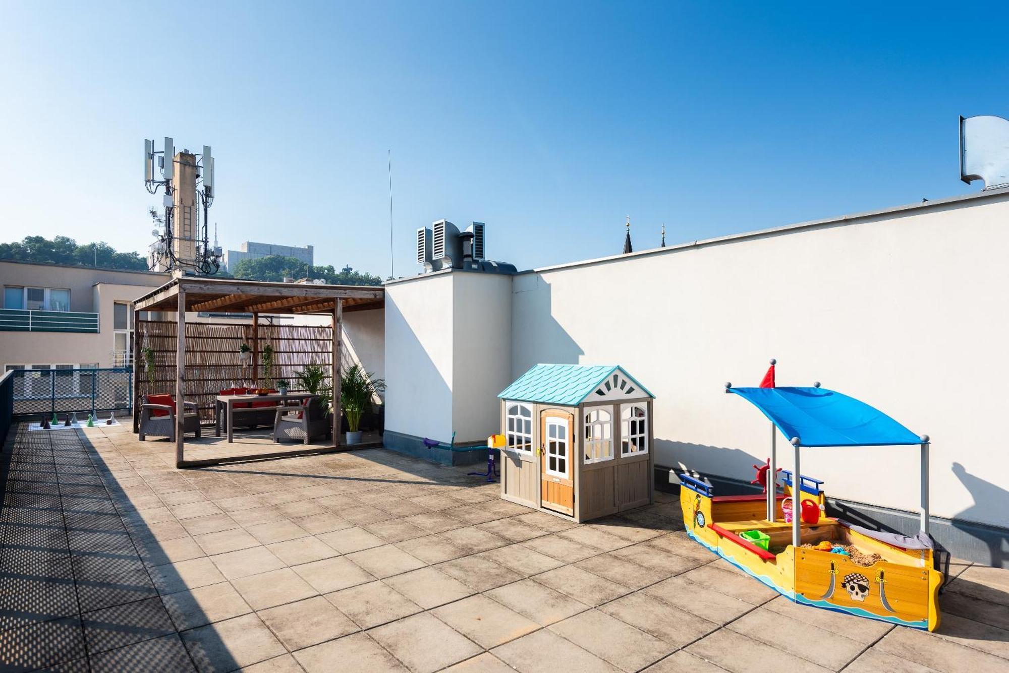2-Level Apartments On Krizikova Near The Metro Prague Exterior photo