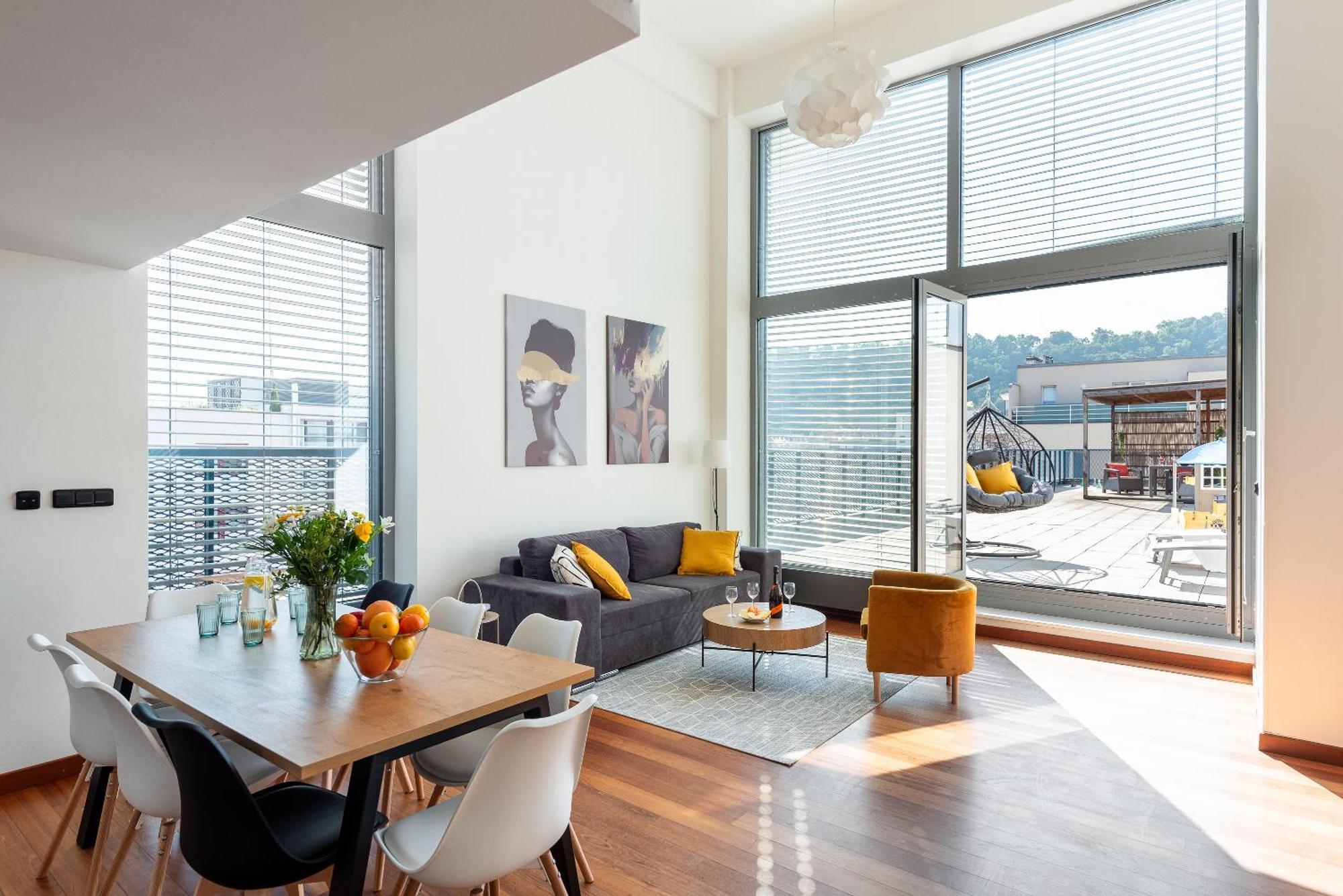 2-Level Apartments On Krizikova Near The Metro Prague Exterior photo